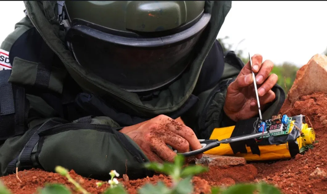 Vehicle Portable Cell Phone GPS Bomb Rcied WiFi Remote Control Counter Drone Uav Counter-Uas VHF UHF RF Signal Jammer