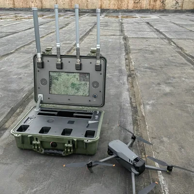 Rilevatore UAV passivo di rilevamento da 8 km in valigia in dispositivi anti-drone a stock Traiettoria pilota di inseguimento e drone nero