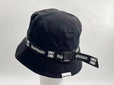 Simple niño negro sombrero con cinta de impresión de la cuchara y la decoración Button