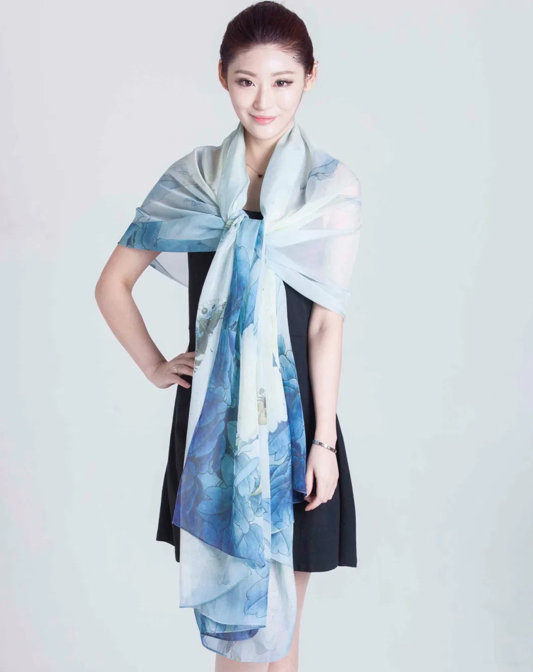 Fashion Women&prime; S Cutomized Digital Print-100% Silk Ladies Scarf