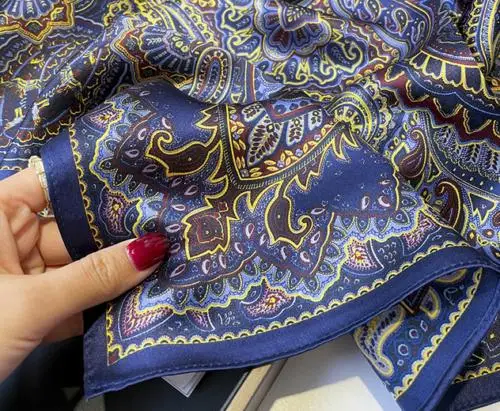 Autumn New Fashion Women&prime;s Silk Scarf Multicolor Headscarf