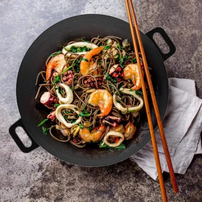 China Alta calidad 36/40 cm olla cocción de Wok hierro fundido Con mango era y cubierta de madera
