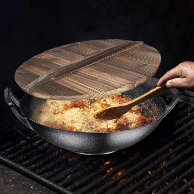 China Alta calidad 36/40 cm olla cocción de Wok hierro fundido Con mango era y cubierta de madera