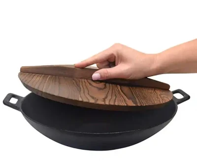 2024 Hot Sale China Wok Wholesale Alta calidad Non Stick Wok de hierro fundido presalado con doble asa y tapa de madera