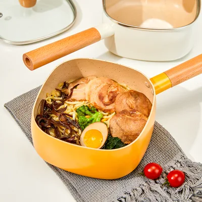 Cocina de fideos con cazo pequeño de metal con leche de diseño moderno