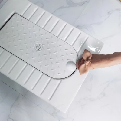 Design moderno Squatting in ceramica di alta qualità, colore bianco, montato a pavimento Padella con coperchio Salva spazio Prezzo all&prime;ingrosso padella di squatting