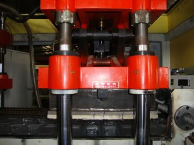 Vacuum Thermocol Plate Take Away Food Container Thermoforming Machine (SGW-680/550)