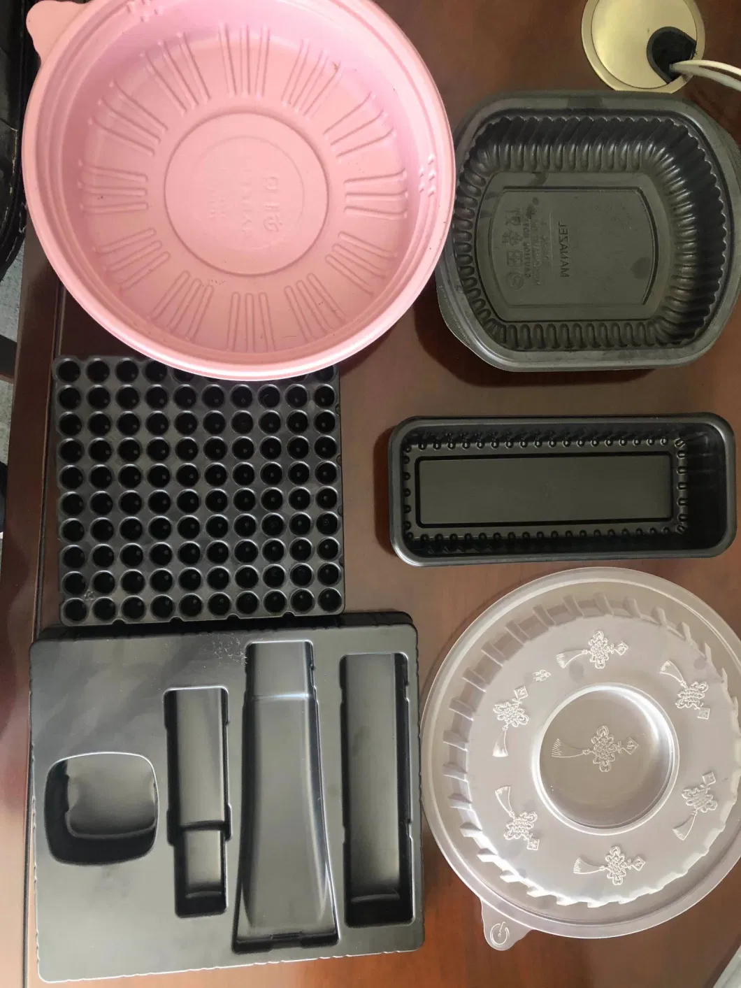 Vacuum Thermocol Plate Take Away Food Container Thermoforming Machine (SGW-680/550)