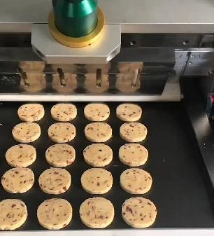 Máquina de corte de pasteles totalmente automática, dedicada para el corte de alimentos, la línea de producción de corte continuo e inserción de papel de la torta de mousse