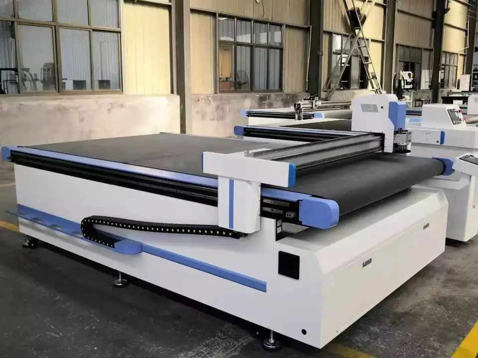 Factory Price Automatic Apparel Textile Fabric CNC Oscillating Blade Cutting Machinery with Table