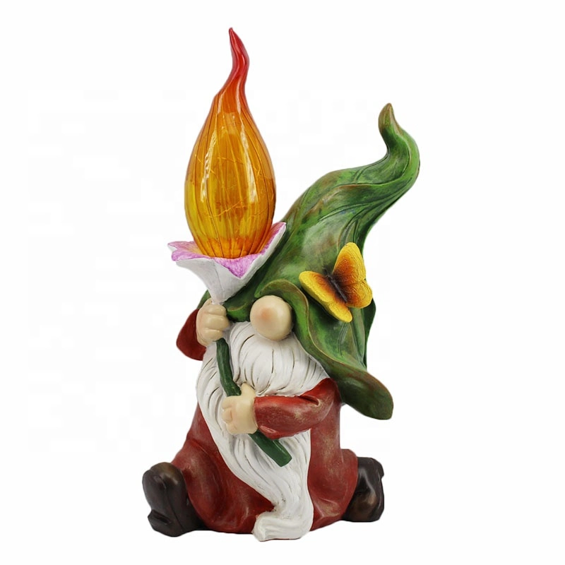 2021 Amazon Hot Selling Garden Decorative Dwarfs Holding Torch Resin Gnome Statue Solar Light