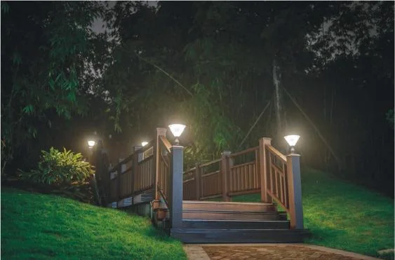 Outdoor Decoration Landscape Waterproof LED Solar Garden Lights for House Gate Fence