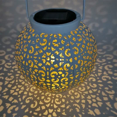 Venta caliente Linterna LED exterior Energía Solar lámpara colgante Jardín césped paisaje Luz, Hollow Solar LED Iron Art Linterna
