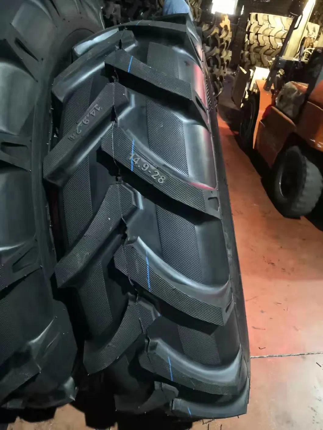 Agricultural Farm Tyre with R-1 Pattern Tractor Harvester Rear Wheel Tyre 12.4-28 14.9-28