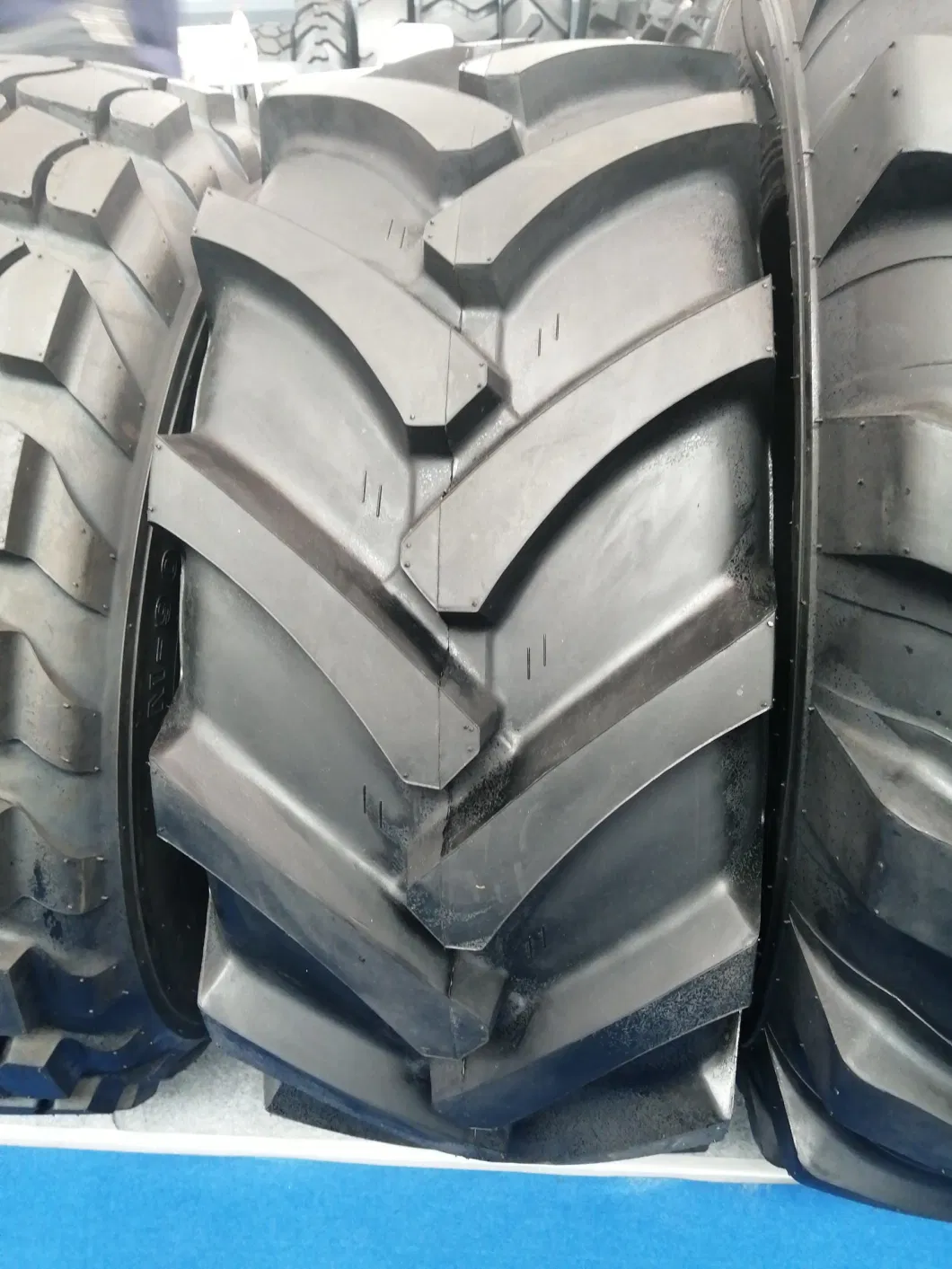 Agricultural Farm Tyre with R-1 Pattern Tractor Harvester Rear Wheel Tyre 12.4-28 14.9-28