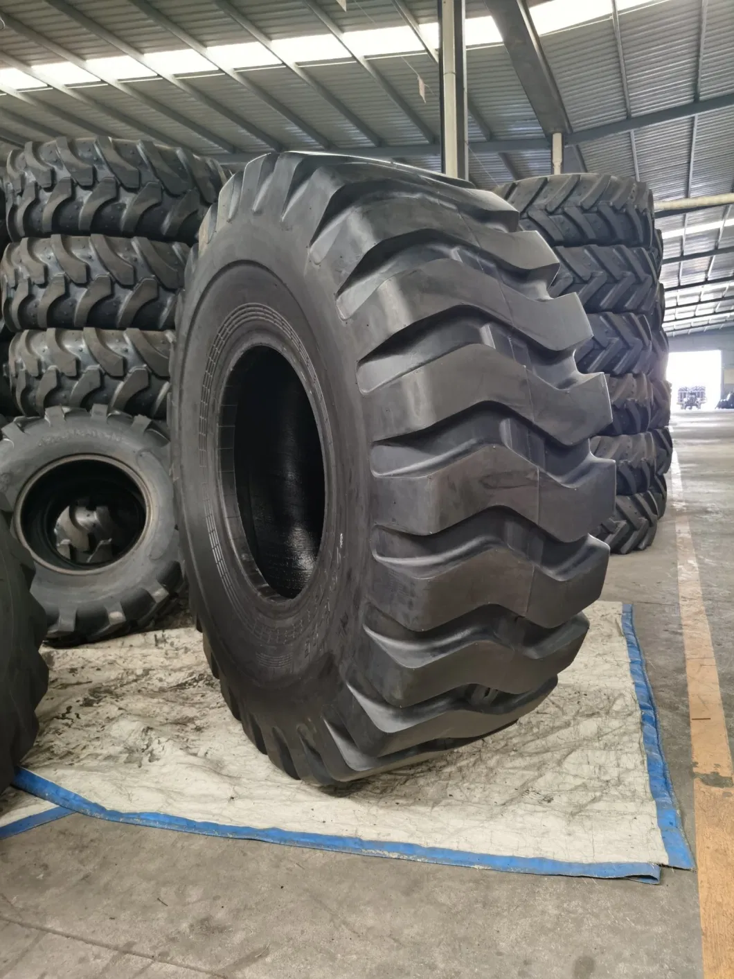 Industrial Thailand Rubber Llanta Tyres 20.5-25 23.5-25 26.5-25 29.5-25 off Road Heavy Duty Mining Dozer Scraper Grader Earthmover Dump Truck Loader Tyres/Tires