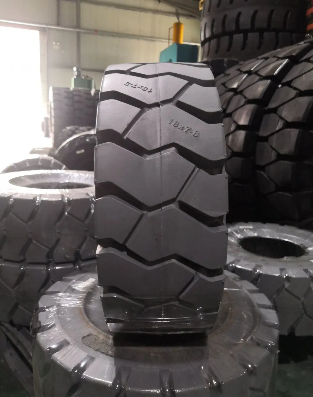 China Industial Rubber Pneumatic Tyre Forklift Solid Tires for Forklift Trailer Spare Parts 6.00-9 Forklift Tyre