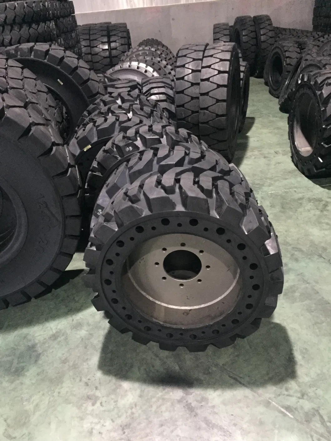 16/70-20 16/70-24 15.00-20 Industrial Solid Skid Steer Rubber Tires Arrowhead Tires