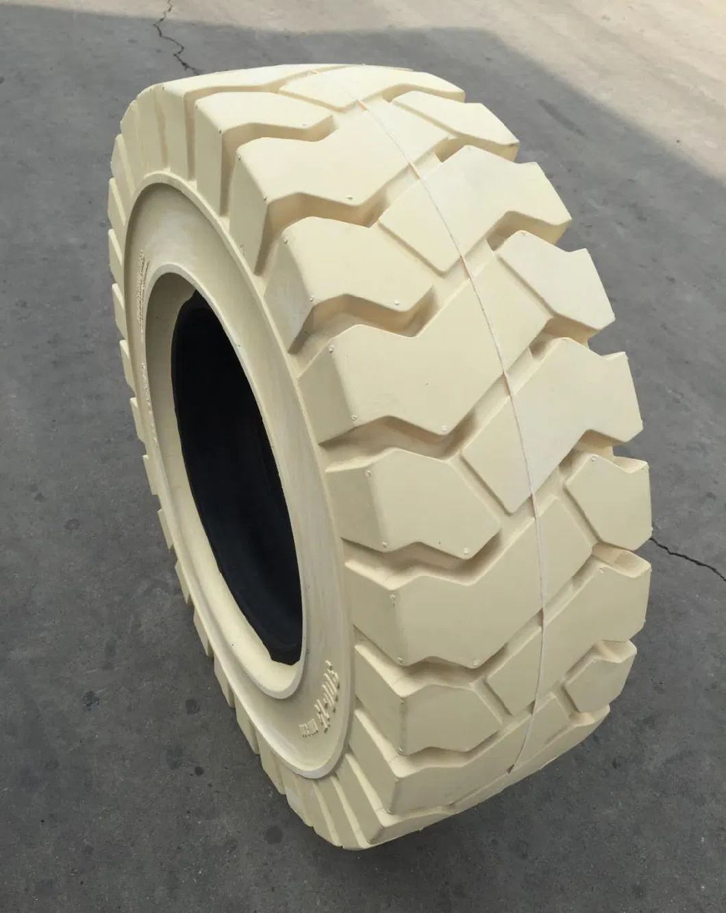 China Industial Rubber Pneumatic Tyre Forklift Solid Tires for Forklift Trailer Spare Parts 6.00-9 Forklift Tyre
