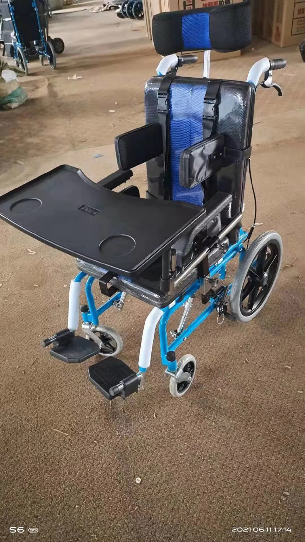 Light Weight Aluminum Wheelchair with Hand Brake