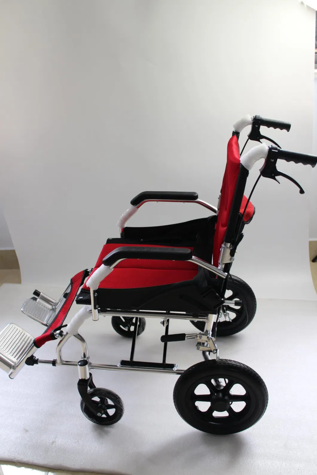 Light Weight Aluminum Wheelchair with Hand Brake