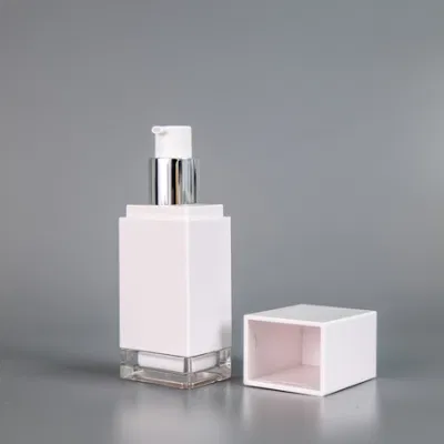2023 nuovo contenitore in plastica cosmetica di alta qualità con forma quadrata Bottiglie acriliche da 50 ml, flacone per pompa crema al siero BB per protezione solare Con stampa Silver