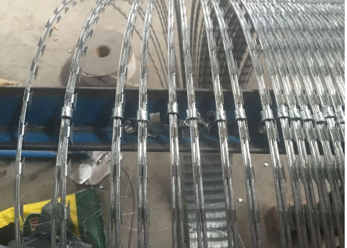 Hot Dipped Galvanized Bto 22 Razor Wire/Cbt 65 Razor Concertina Razor Wire