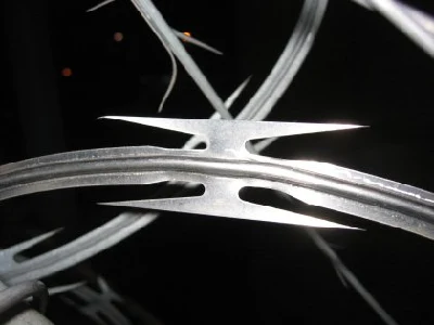 Spirale zincata a caldo Concertina Razor spottata 450mm bobina BTO-22