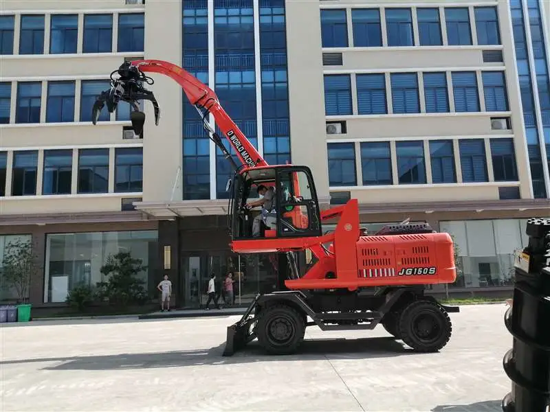 13 Ton Wheeled Excavator with Four-Valve Gripping Attachment for Scrap Iron with Steel Scraps