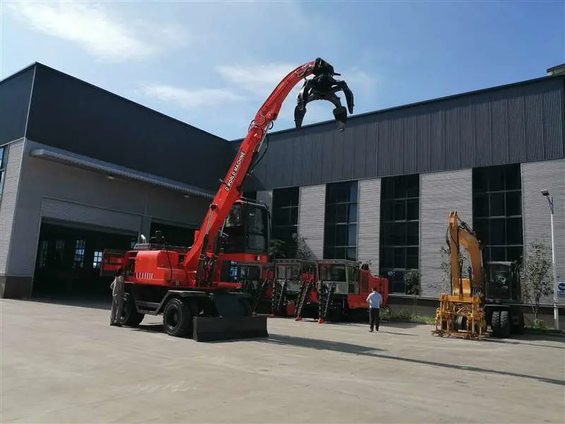 13 Ton Wheeled Excavator with Four-Valve Gripping Attachment for Scrap Iron with Steel Scraps