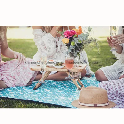 La moderna comida al aire libre que sirve en bandeja extraíble, el vino y aperitivos, titular de la mesa de picnic de madera portátil plegable con las piernas