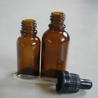 Bottiglie in vetro con olio essenziale e doppio