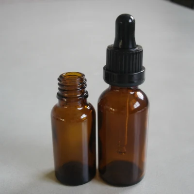Bottiglie in vetro con olio essenziale e doppio