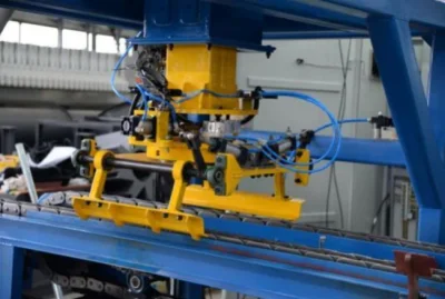 Máquina de fundición para lingotes de plomo.