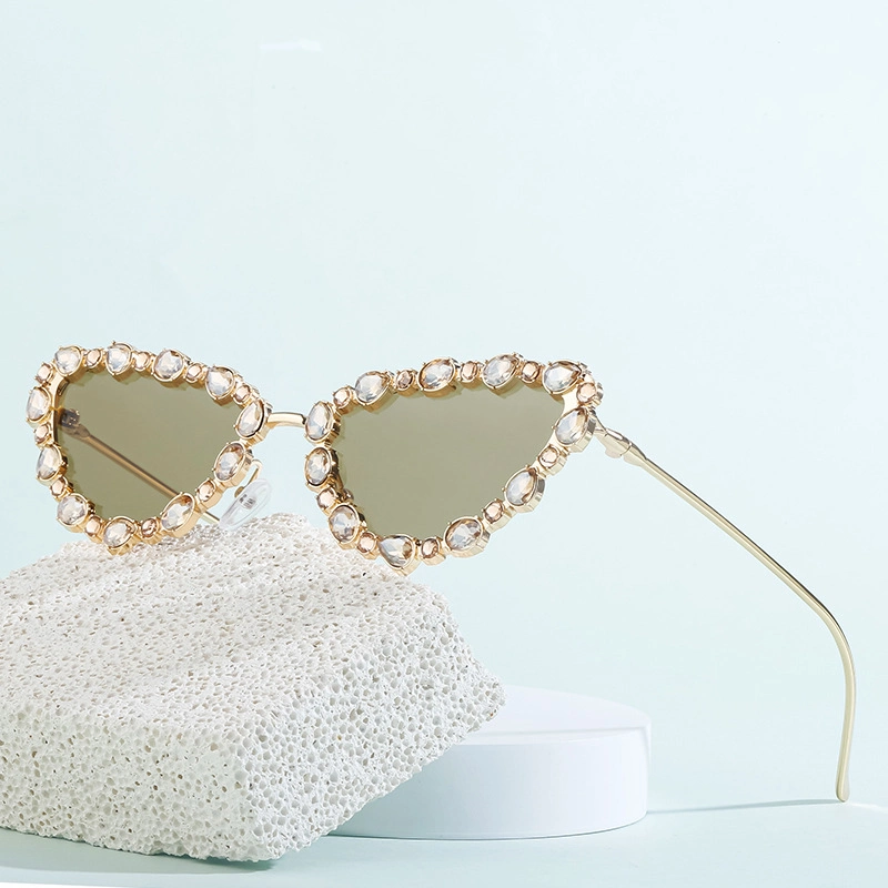 2023 New Personality Cat Eye Sunglasses Men&prime;s Fashion Diamond-Encrusted Sunglasses Women (CFEGS-022)