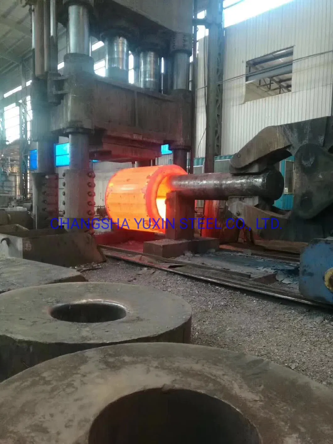 Wellhead Casing Head Equipment Forged Steel Round Bars in Forging Process by API Standard 4140, 4130, 4145