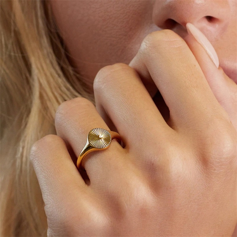  Anillo texturizado chapado en oro de acero inoxidable redondo Wave 18K