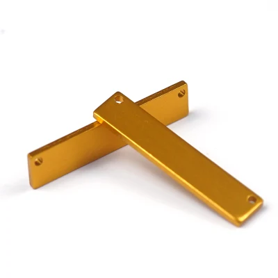 Parti di stampaggio per lamiere personalizzate Lancette rotonde in alluminio inox Targhetta in acciaio con un foro per etichetta PET