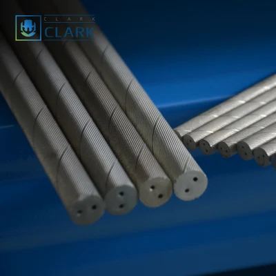 Barre di tungsteno cementate personalizzate con 2 fori per liquido di raffreddamento a spirale lisce Superficie lucidata utilizzata per la trapinatura