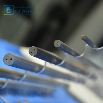 Barre di tungsteno cementate personalizzate con 2 fori per liquido di raffreddamento a spirale lisce Superficie lucidata utilizzata per la trapinatura