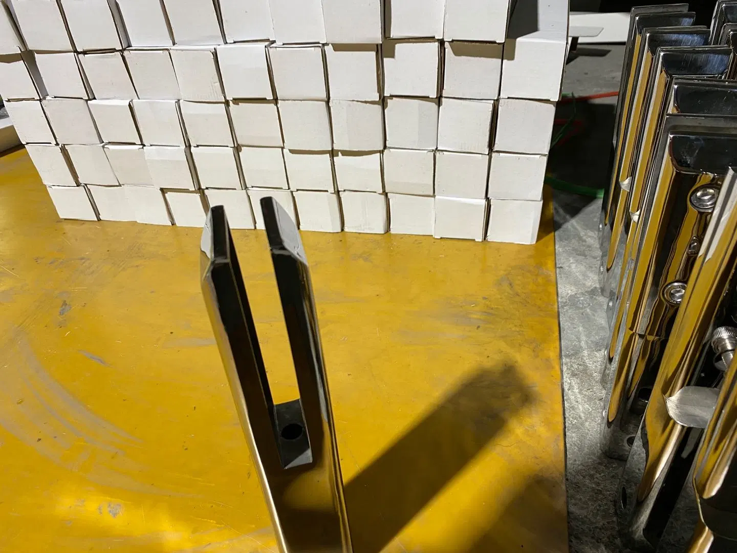 Piastra base quadrata in acciaio inox codolo in vetro con due fori Rubinetto per vetro