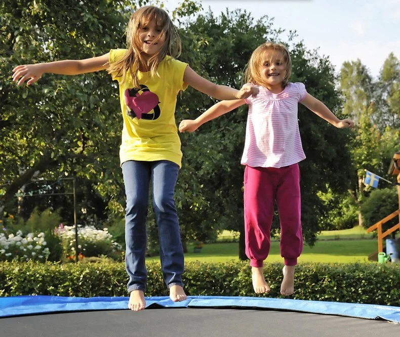 Recreational Trampoline for Kids and Adults with Basketball Outdoor Back Yard Trampoline with Safety Enclosure Net, Heavy Duty Stakes and Ladder