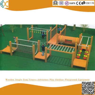 Gimnasio de aventuras de madera para jugar al aire libre en el parque.