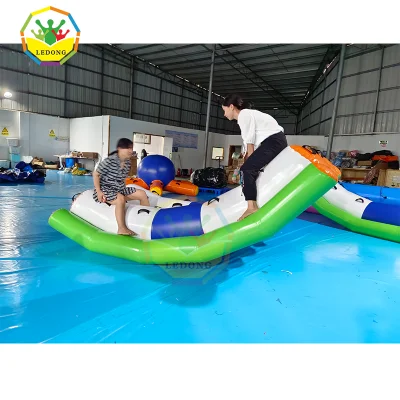 Juego de agua flotante inflable / Seesaw de agua flotante inflable / Seesaw piscina para niños