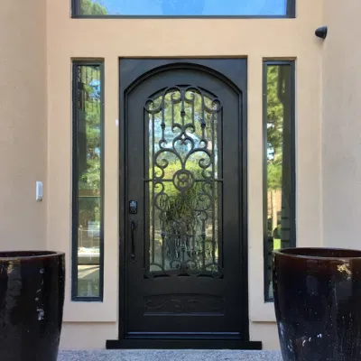 La puerta de hierro forjado y entrada de cristal de Diseño de puertas de acero