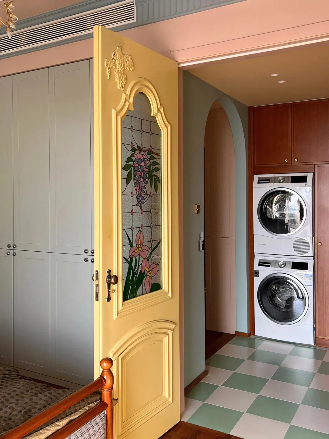 Customized Color Solid Wood Interior Door with Carving and Design Glass