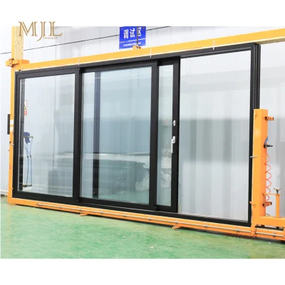 L&prime;hotel è esterno con porta in vetro scorrevole nera ed efficienza energetica esterna Lift and Slide Lowe grandi porte scorrevoli in vetro