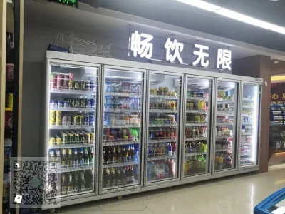 Punto vendita bevande nel refrigeratore/congelatore con sportello in vetro con funzione di sbrinamento