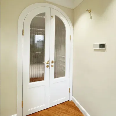  Vendita all&prime;ingrosso interni moderni e personalizzati doppio arco in legno telaio porte di vetro