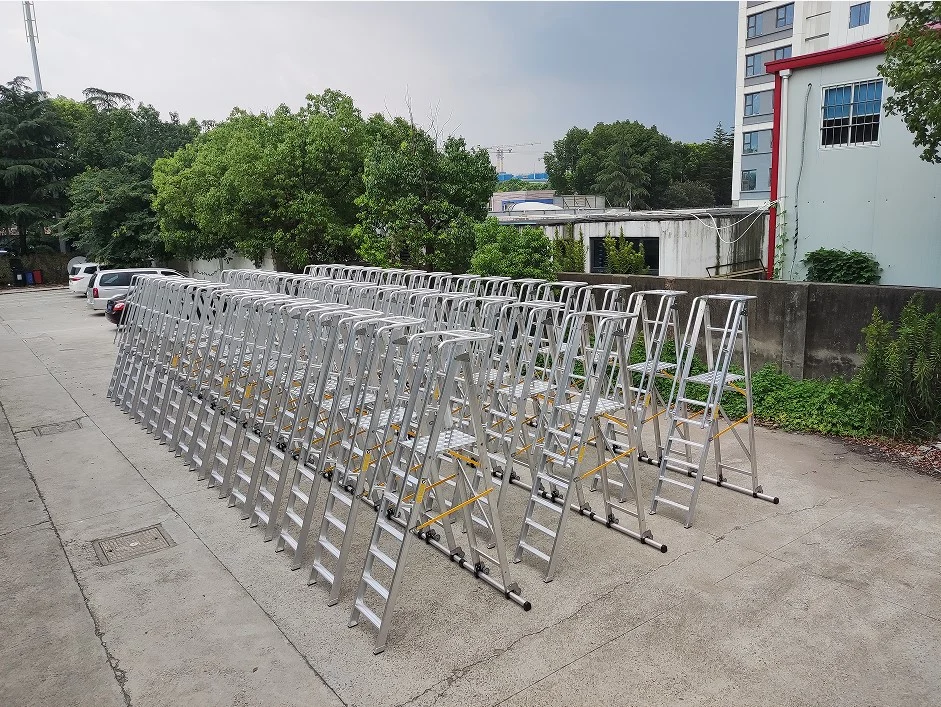 EN 131 10 Step 2.5m Aluminum Foldable Platform Ladder with Wheels